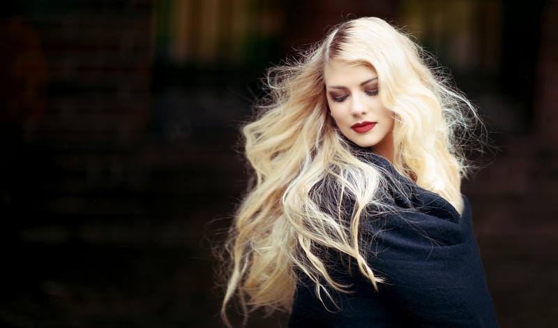 portrait blondynki blondynka z rozwianymi blond włosami