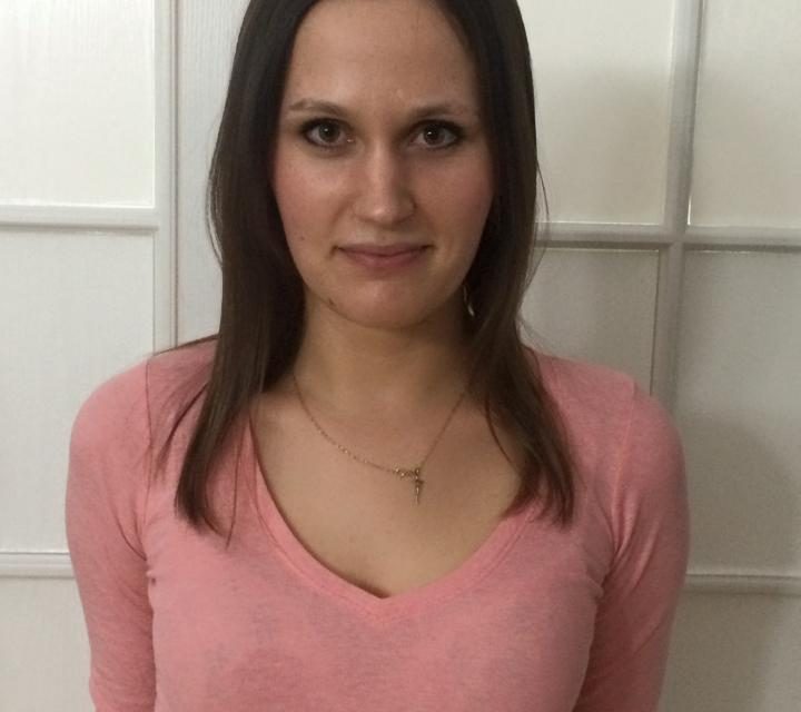 Brunette z włosami do ramion