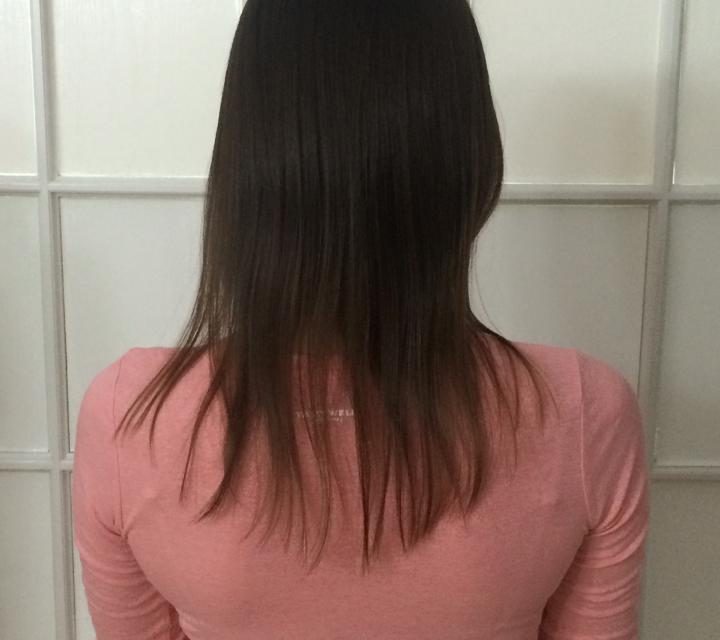 Brunetka tyłem,włosy do ramion