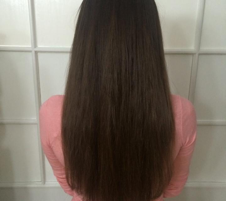 Brunette tyłem włosy do pasa