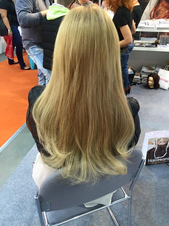 Kobieta, blondynka siedzi włosy do pasa