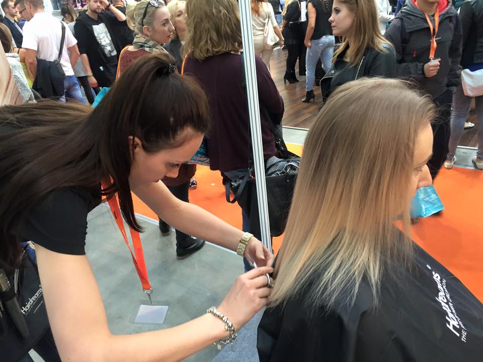 Fryzjerka obcina włosy kobiecie